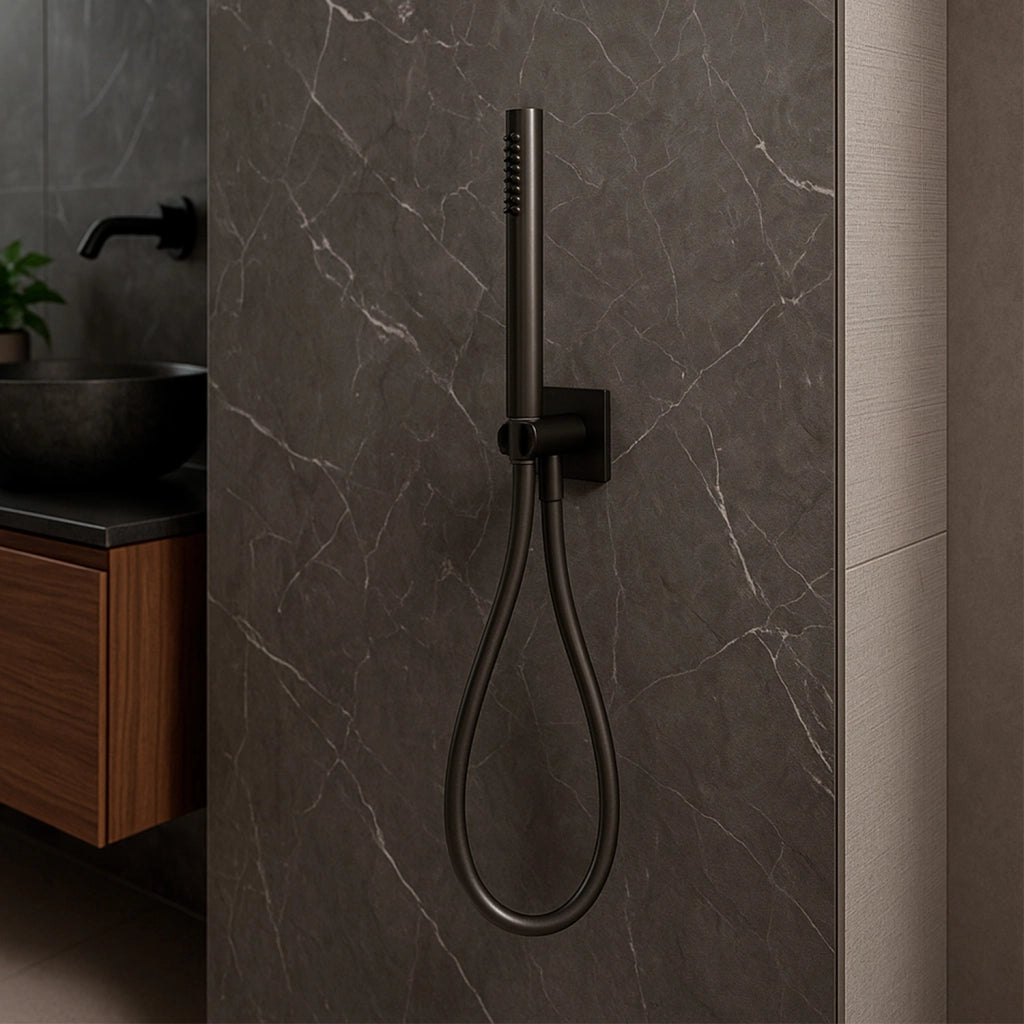 SINED Doccetta canna fucile in acciaio 316L finitura PVD con attacco universale compatibile docce interne ed esterne elevata resistenza allusura design moderno modello Levante DOCCINO-LEVANTE-CANN