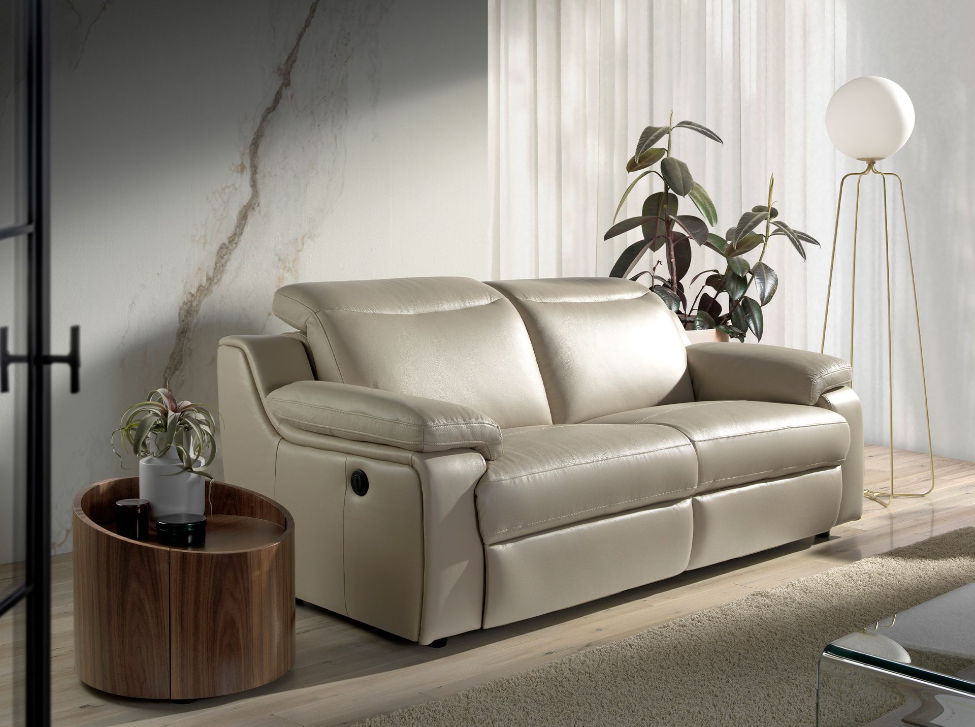 Lampada da terra in acciaio dorato e vetro bianco