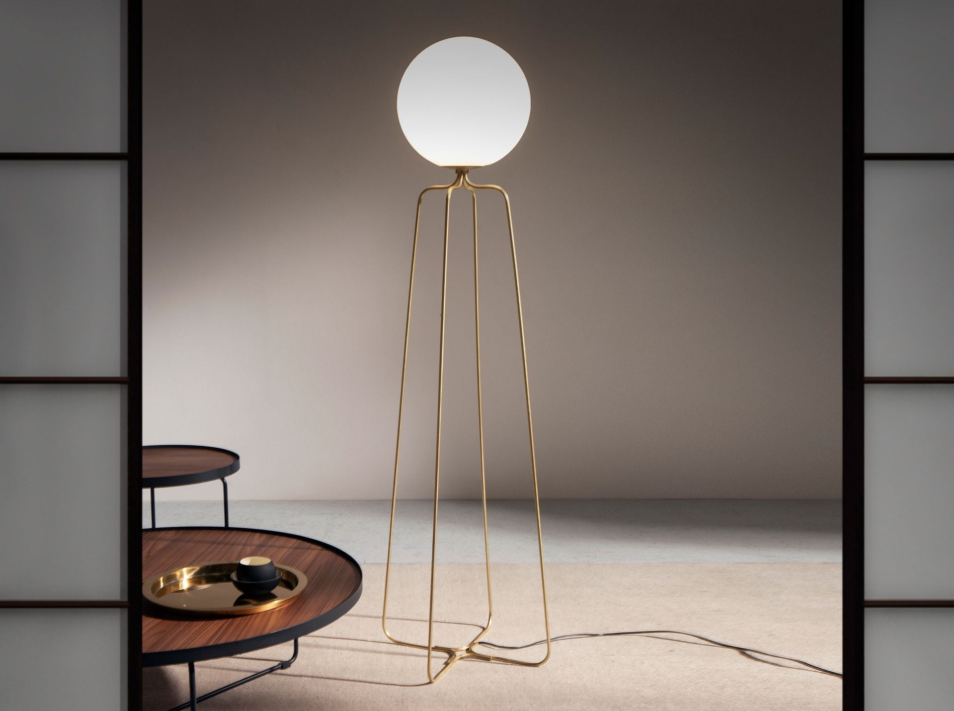 Lampada da terra in acciaio dorato e vetro bianco