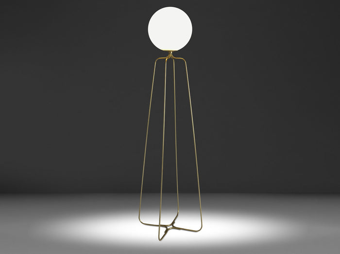 Lampada da terra in acciaio dorato e vetro bianco