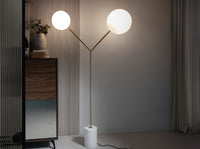 Lampada da terra in marmo bianco, acciaio dorato e vetro bianco