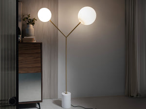Lampada da terra in marmo bianco, acciaio dorato e vetro bianco