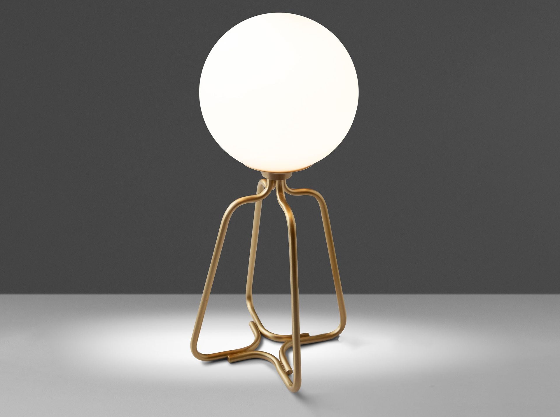 Lampada da tavolo in acciaio dorato e vetro bianco