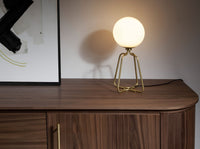 Lampada da tavolo in acciaio dorato e vetro bianco