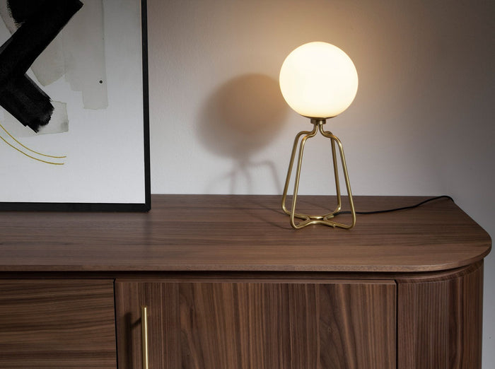 Lampada da tavolo in acciaio dorato e vetro bianco