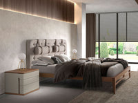 Lampada da tavolo in acciaio dorato e vetro bianco