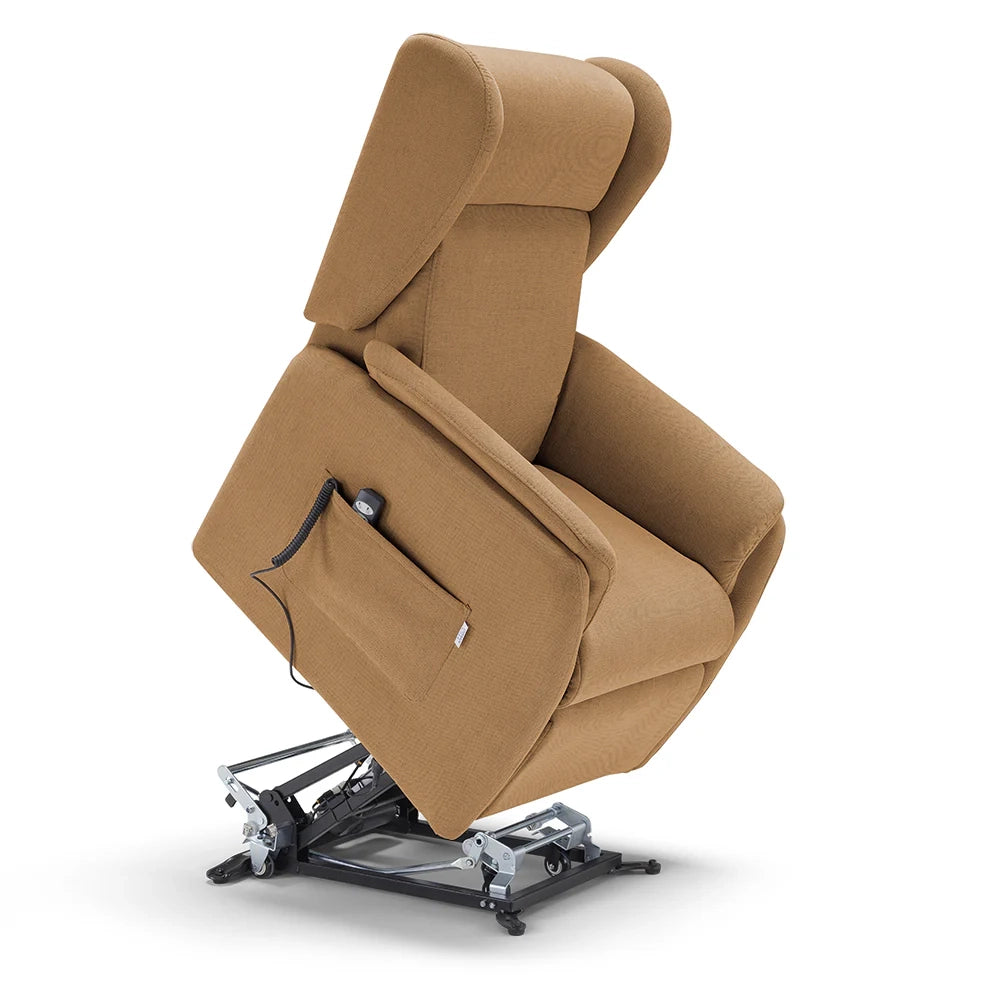 Poltrona relax elettrica FIRENZE MADE IN ITALY per anziani e disabili, 2 motori, 4 ruote, con Kit Batteria, tessuto antimacchia, colore Mango