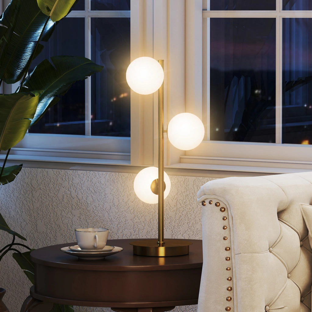 Lampada da comodino con 3 paralumi globo ¨C zephmum ¨C base in acciaio, ottone, H 53 cm