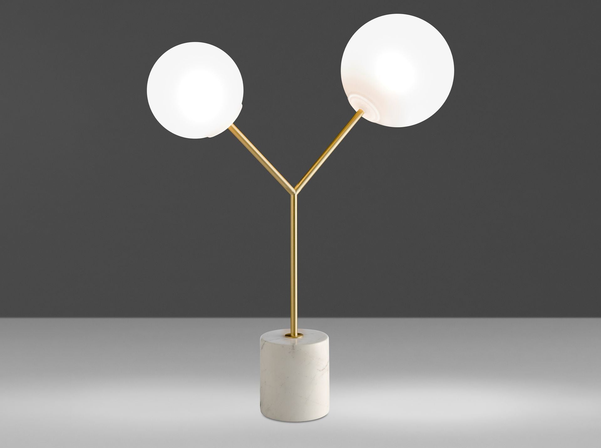 Lampada da tavolo in marmo bianco, acciaio dorato e vetro bianco