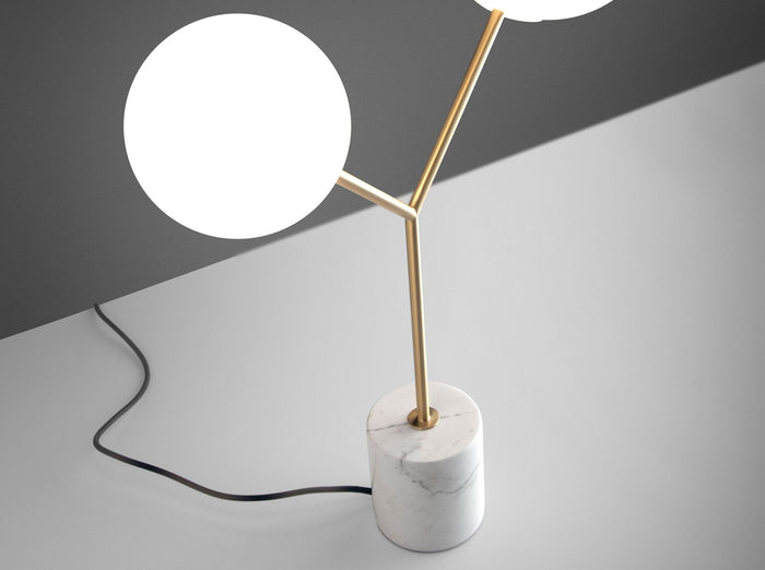 Lampada da tavolo in marmo bianco, acciaio dorato e vetro bianco