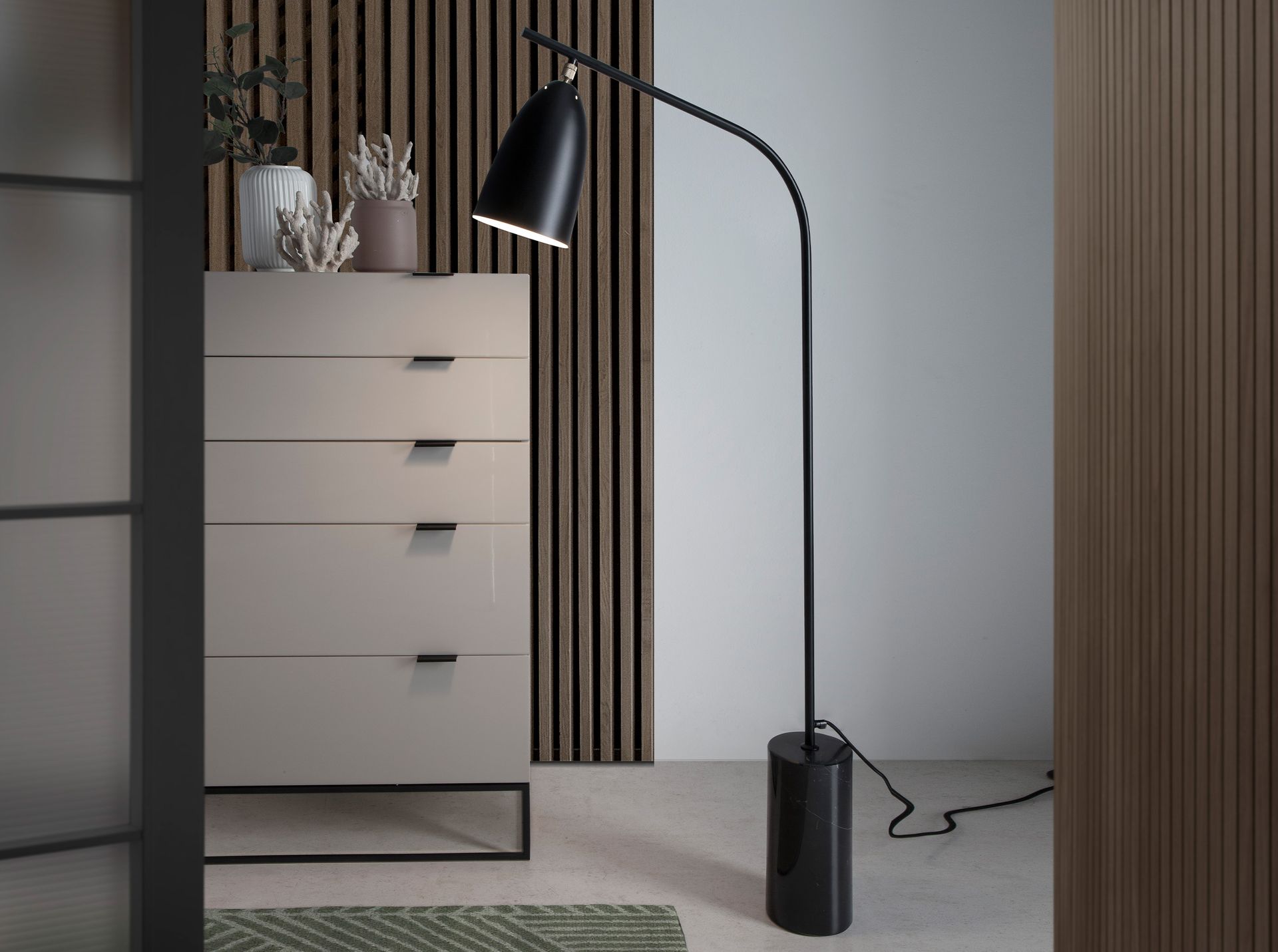 Lampada da terra in marmo nero e acciaio nero