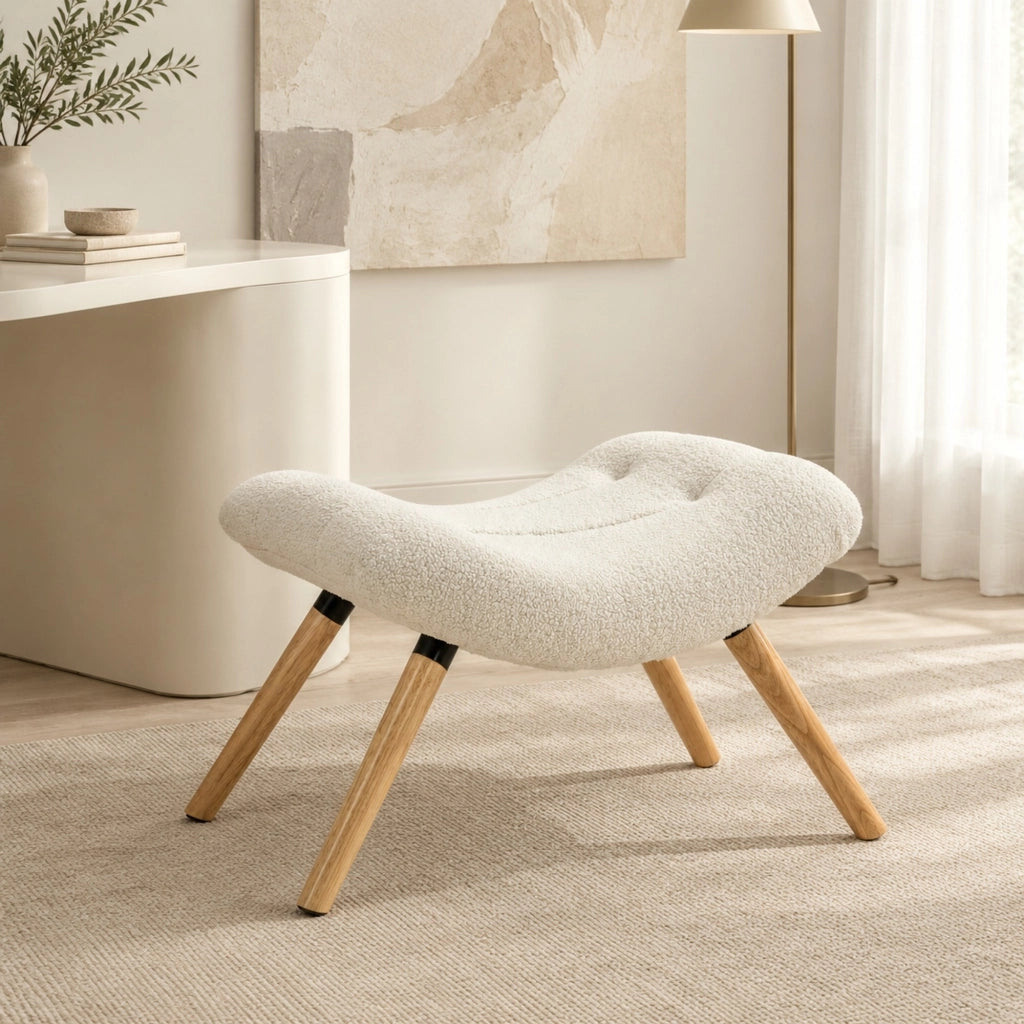 Pouf imbottito color crema con gambe in legno
