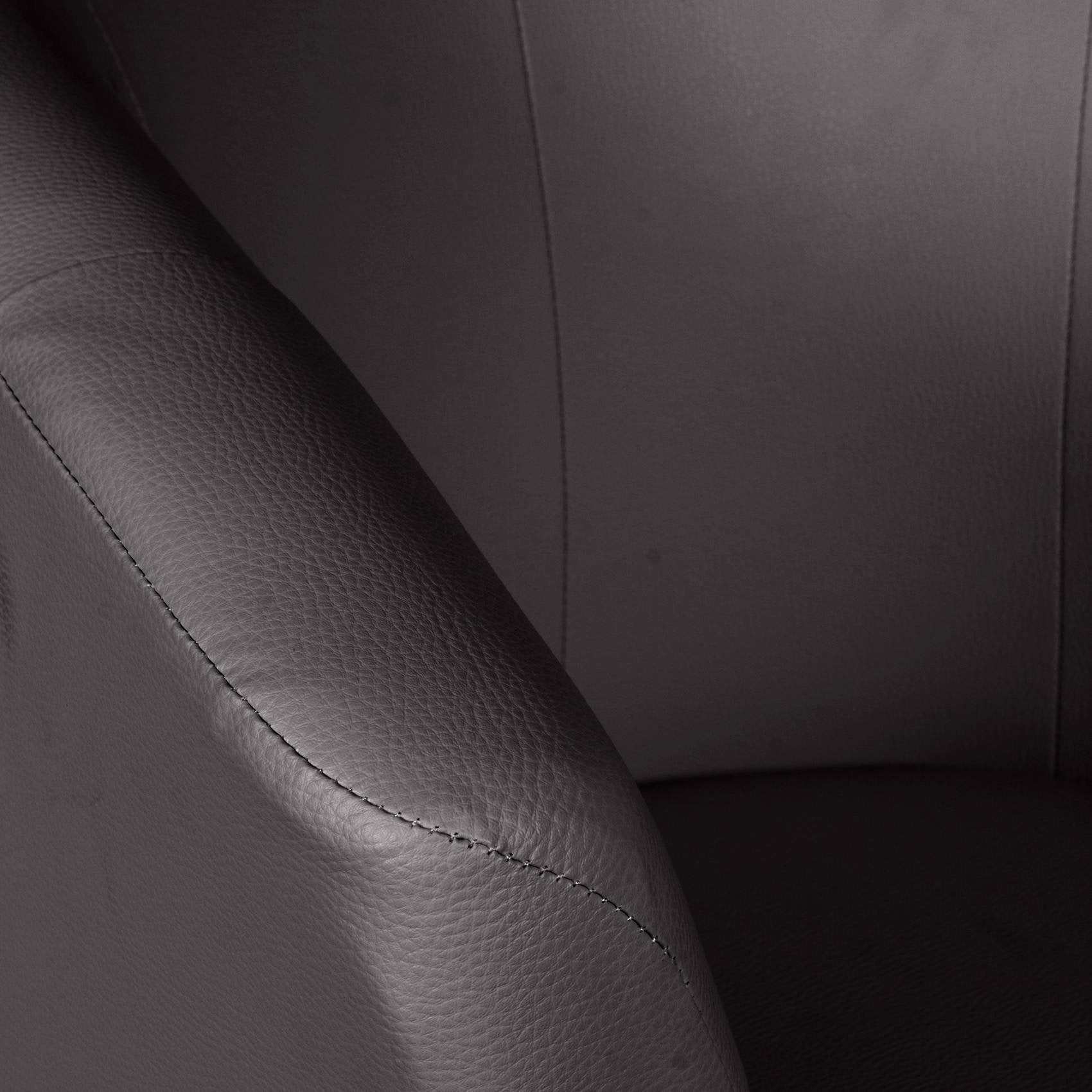 Poltrona Ago, Poltrona moderna con rivestimento in ecopelle, Seduta da soggiorno di design, Cm 64x63h78, Nera