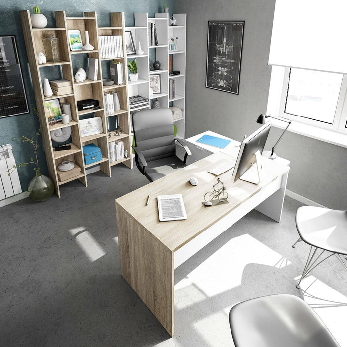 Scrivania Agnello, Scrittoio reversibile da ufficio con cassettiera, Tavolo da studio o ufficio porta PC ad angolo, cm 145x108h73, Rovere e Bianco