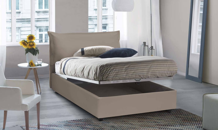 Letto piazza e mezza Latona, Letto contenitore con rivestimento in ecopelle, Made in Italy, Apertura frontale, adatto per materasso cm 120x190, Tortora