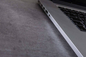 Scrivania 0, Scrittoio consolle moderno, Tavolo da studio o ufficio porta PC portalibri, Grigio Cemento, Cm 140x69h74