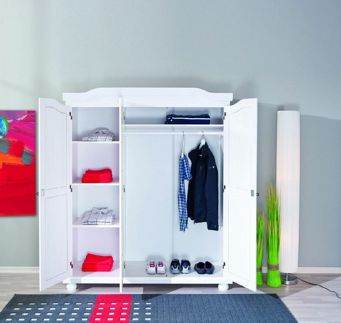 Armadio a tre ante battenti con ripiani interni in pino Dfleetwoo, colore bianco, cm 150 x 180 x 56.