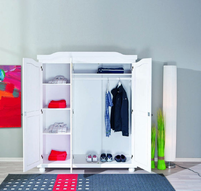 Armadio a tre ante battenti con ripiani interni in pino Dfleetwoo, colore bianco, cm 150 x 180 x 56.