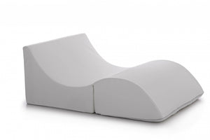 Letto pieghevole Amorina, Pouf trasformabile in letto matrimoniale, 100% Made in Italy, Pouf trasformabile in una chaise longue in ecopelle, cm 100x200h70, Bianco
