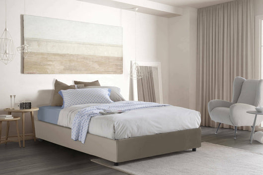 Letto piazza e mezza Atar, Letto contenitore con rivestimento in ecopelle, Made in Italy, Apertura laterale, con materasso cm 120x190 incluso, Tortora