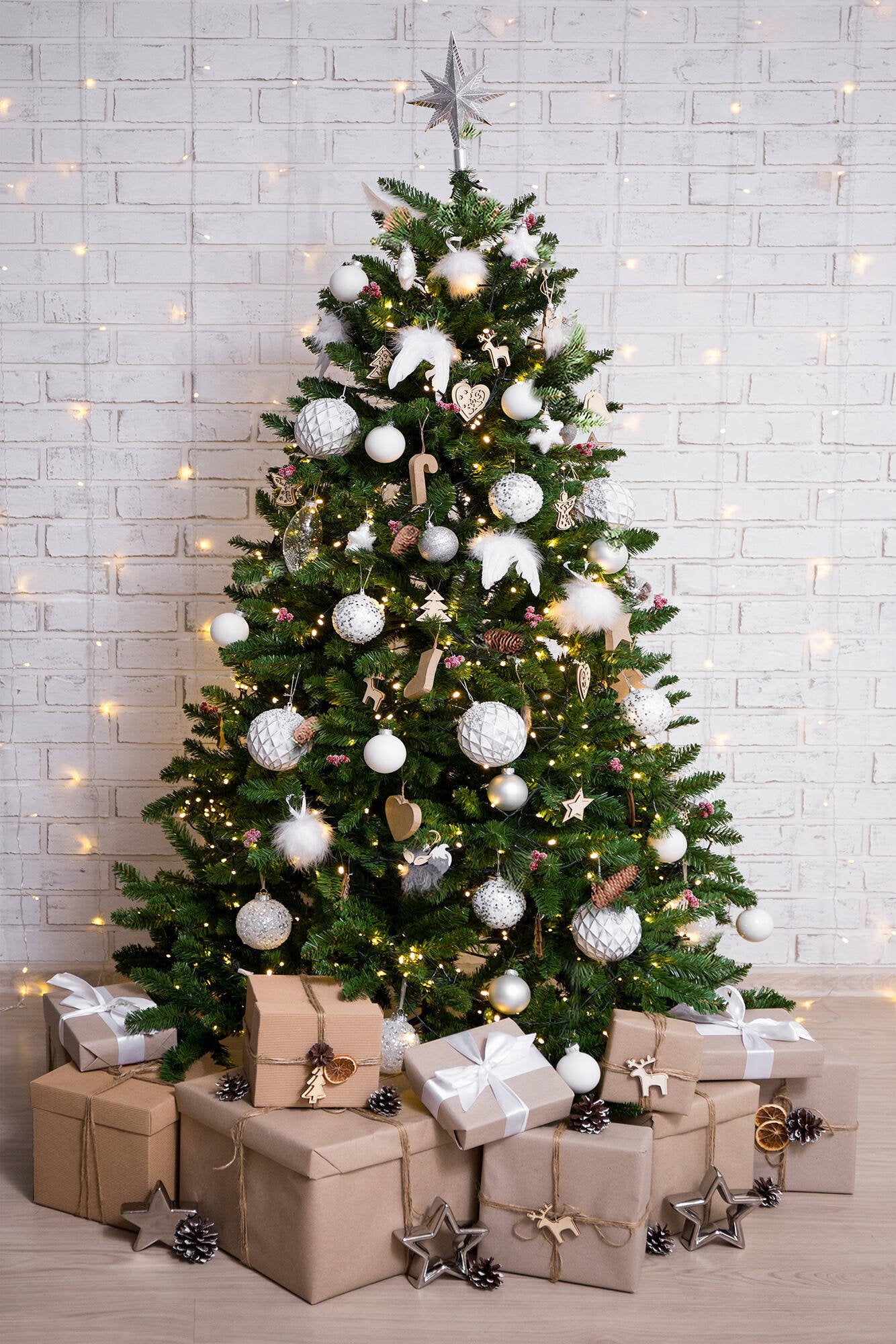 Albero di Natale Camden, Albero artificiale extra folto, Albero effetto reale in PVC con Pigne incluse, 668 rami, Altezza cm 180