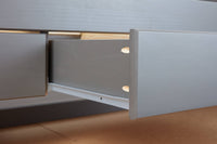 Letto con cassetti contenitore e secondo letto inferiore a Dmewi, in pino massello tinto grigio, cm 98x205x63, reti escluse