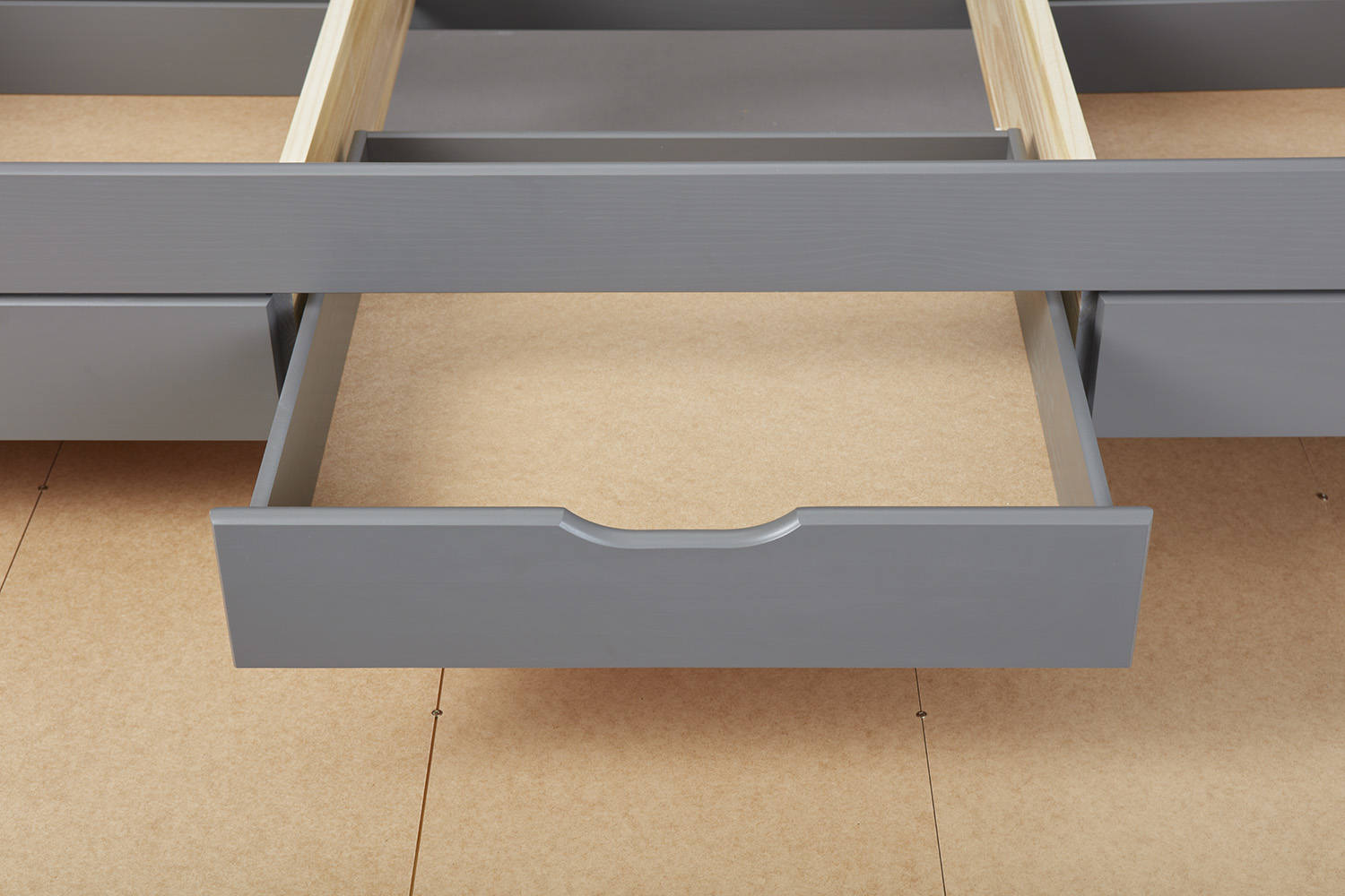 Letto con cassetti contenitore e secondo letto inferiore a Dmewi, in pino massello tinto grigio, cm 98x205x63, reti escluse