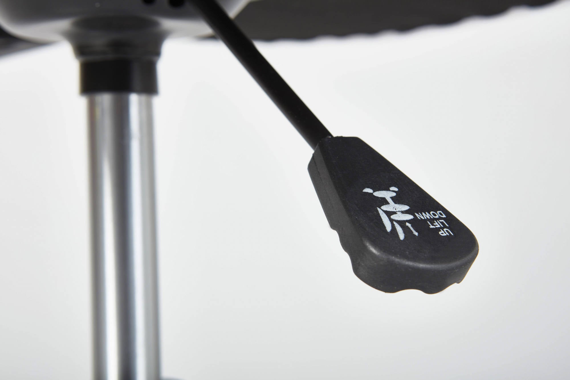 Poltrona ufficio con Dbarkle, regolabile in altezza, color bianco e nero, cm 55x54.5x85-95