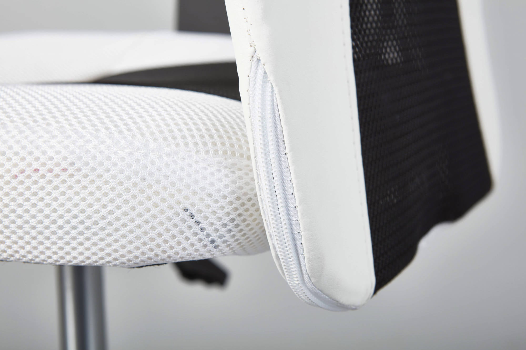 Poltrona ufficio con Dbarkle, regolabile in altezza, color bianco e nero, cm 55x54.5x85-95