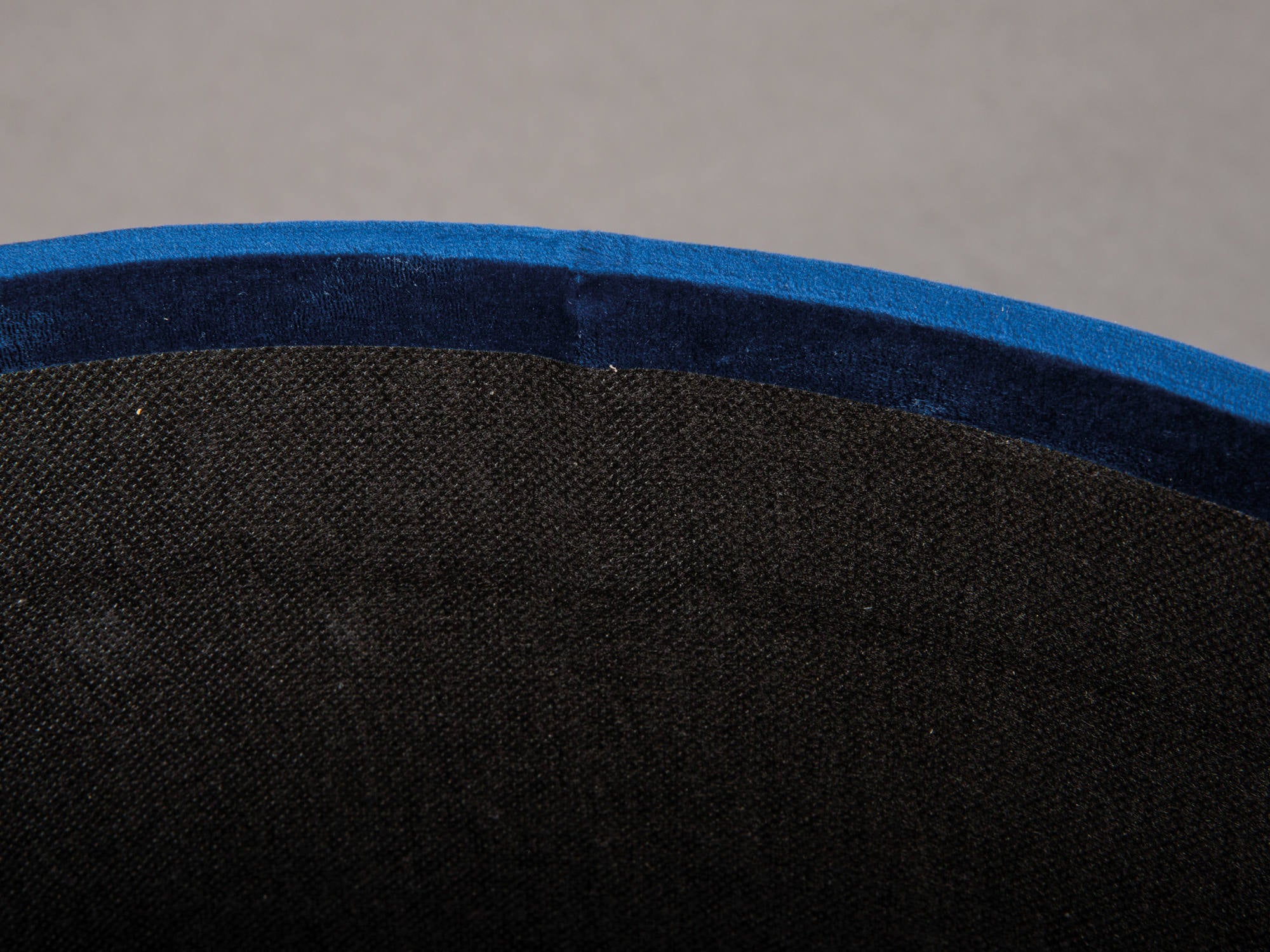 Pouf contenitore rotondo, in velluto blu e struttura in metallo verniciato oro, cm 41x41x38