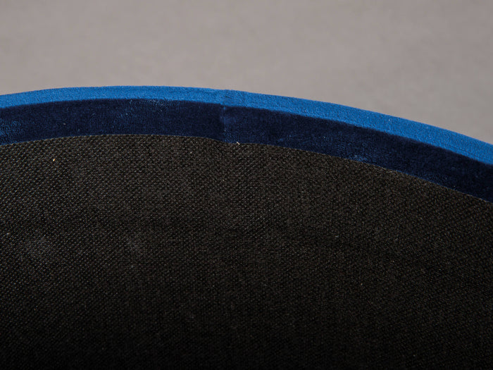 Pouf contenitore rotondo, in velluto blu e struttura in metallo verniciato oro, cm 41x41x38