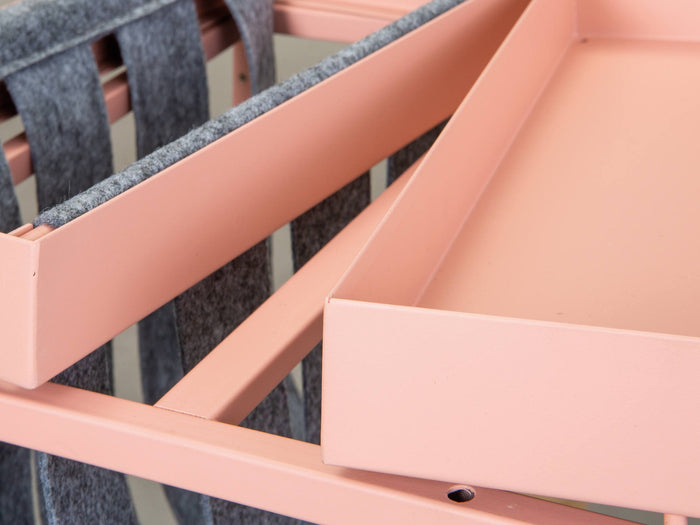 Tavolino in metallo verniciato color Dwilkin, con porta riviste in lana cotta, cm 35x35x40