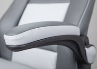 Poltrona direzionale e regolabile in altezza, in ecopelle grigio chiaro e nera, dotata di ruote e freno, 66x74x118/128 cm