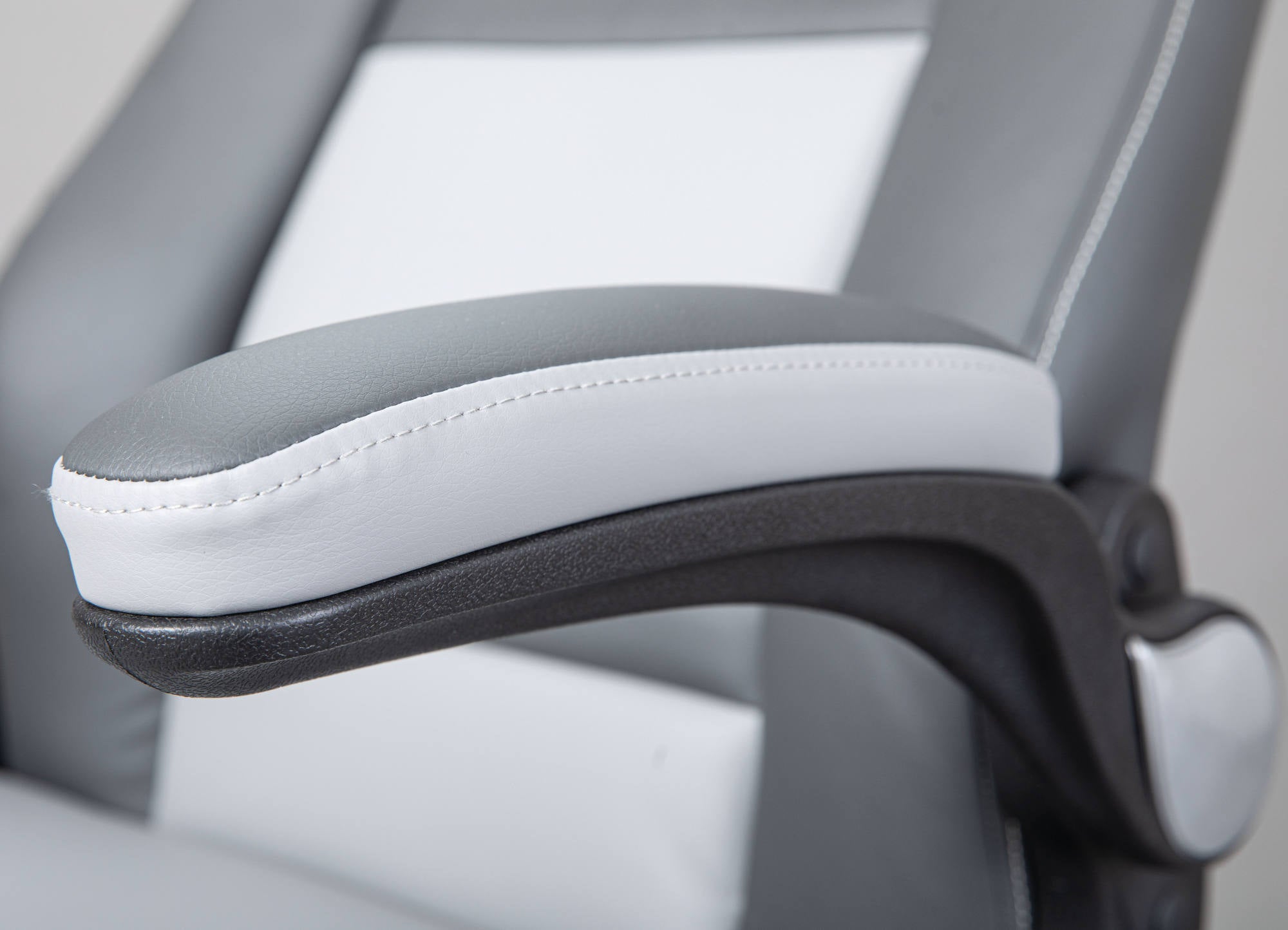 Poltrona direzionale e regolabile in altezza, in ecopelle grigio chiaro e nera, dotata di ruote e freno, 66x74x118/128 cm