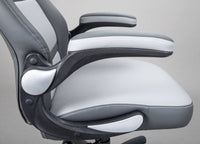 Poltrona direzionale e regolabile in altezza, in ecopelle grigio chiaro e nera, dotata di ruote e freno, 66x74x118/128 cm