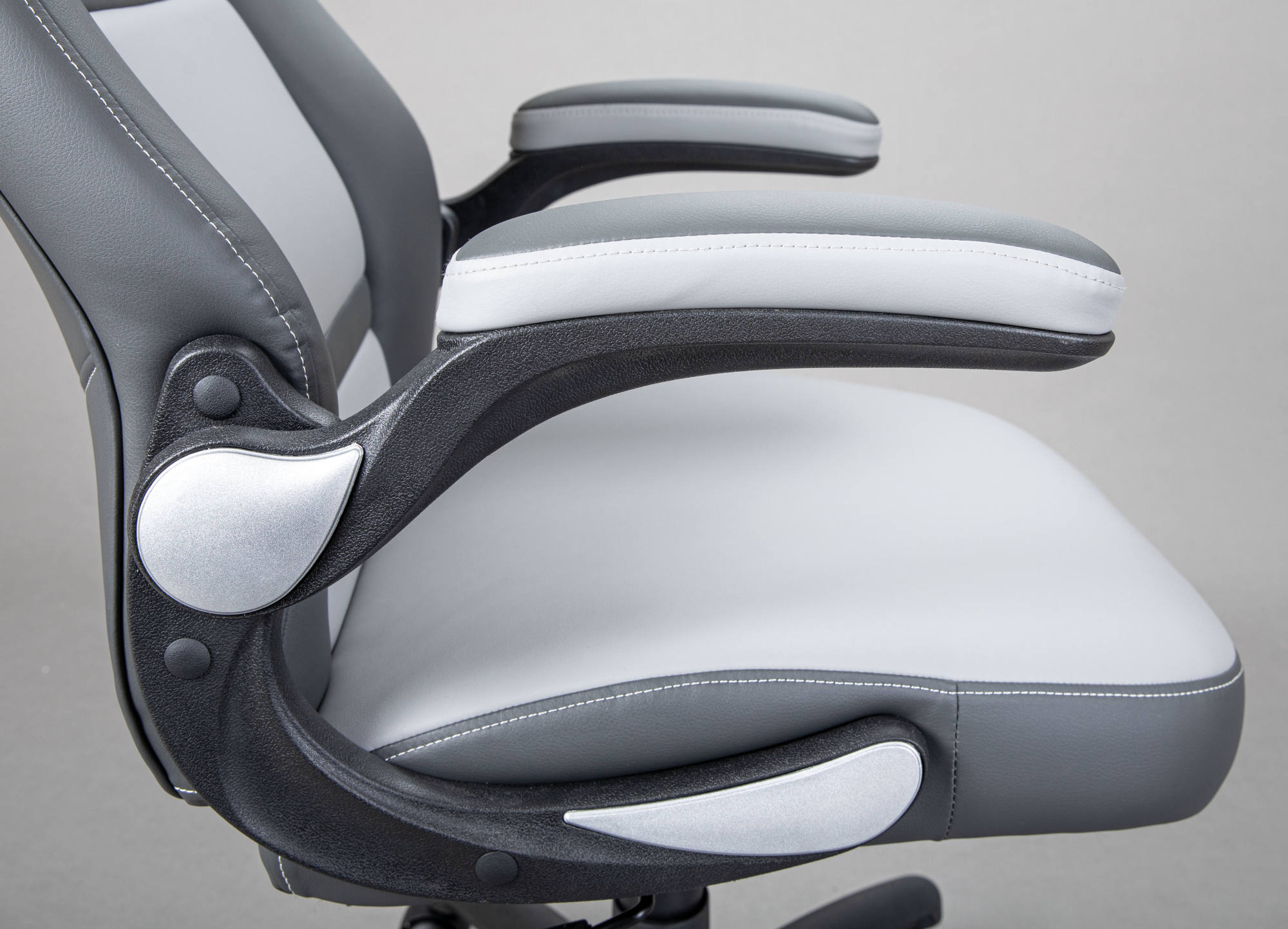 Poltrona direzionale e regolabile in altezza, in ecopelle grigio chiaro e nera, dotata di ruote e freno, 66x74x118/128 cm