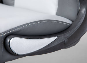 Poltrona direzionale e regolabile in altezza, in ecopelle grigio chiaro e nera, dotata di ruote e freno, 66x74x118/128 cm