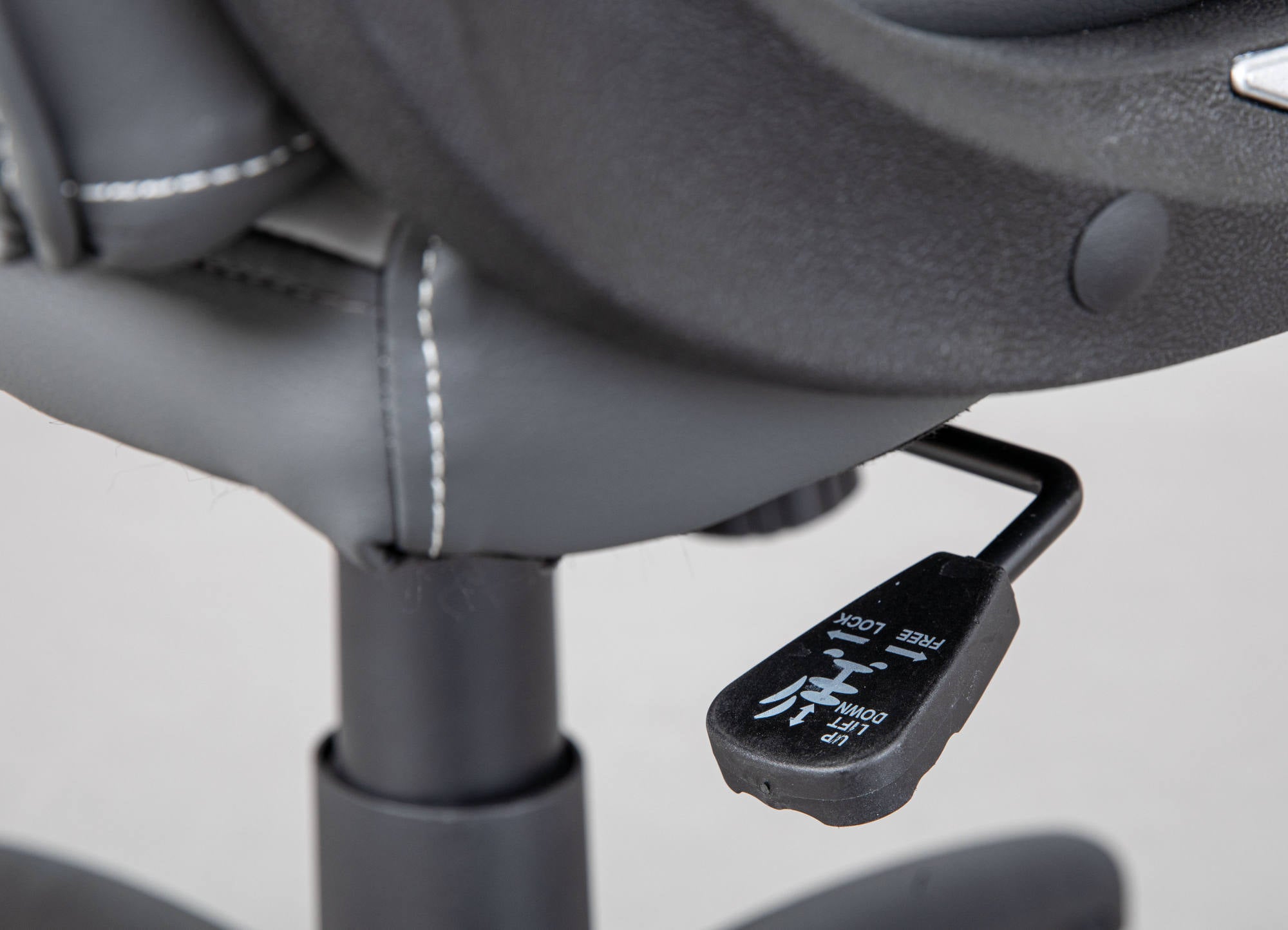 Poltrona direzionale e regolabile in altezza, in ecopelle grigio chiaro e nera, dotata di ruote e freno, 66x74x118/128 cm