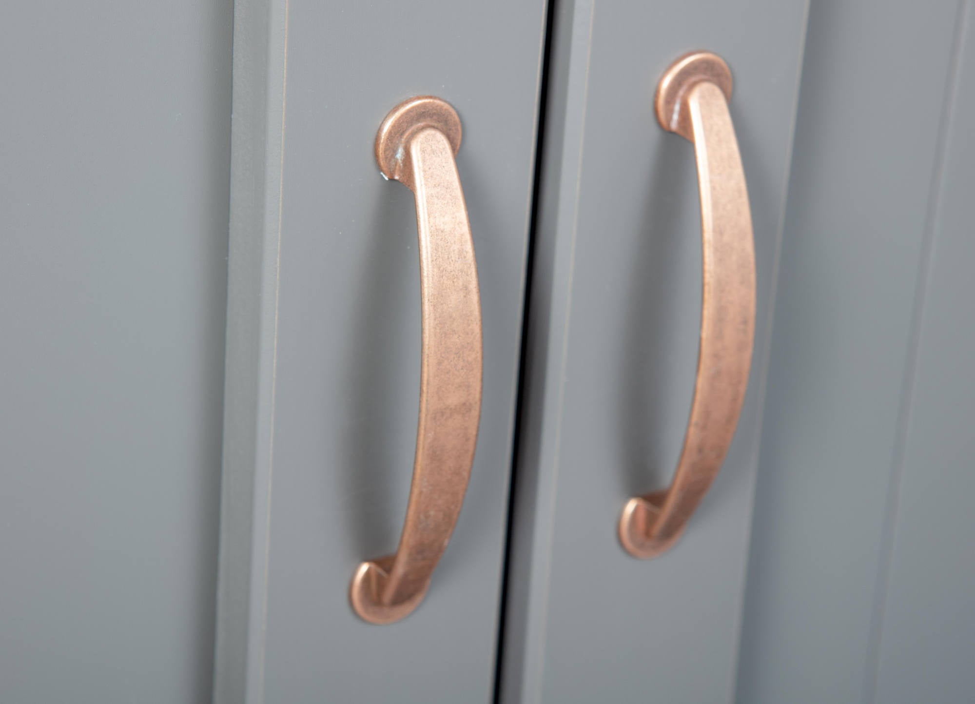 Buffet a 2 ante e 2 Dtod, in pino massello verniciato grigio con top e finiture color marrone, 90x45x86 cm