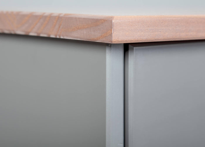 Buffet a 2 ante e 2 Dtod, in pino massello verniciato grigio con top e finiture color marrone, 90x45x86 cm