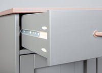 Buffet a 3 ante e 3 Dmalnat, in pino massello verniciato grigio con top e finiture color marrone, 131x45x86 cm