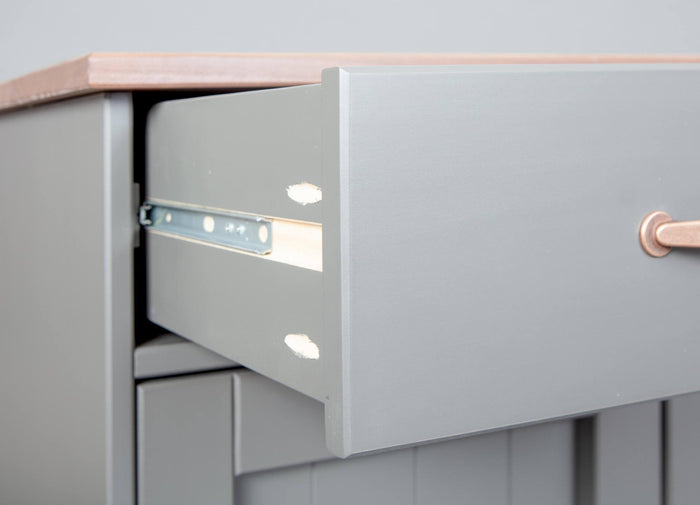 Buffet a 3 ante e 3 Dmalnat, in pino massello verniciato grigio con top e finiture color marrone, 131x45x86 cm