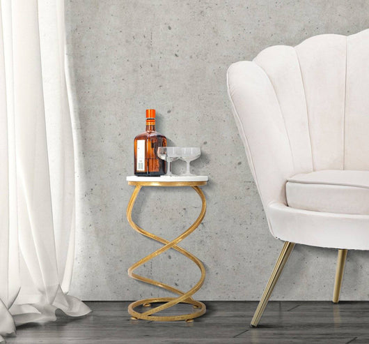 Tavolino elegante, in metallo dorato, piano in marmo, colore bianco, Misure 27,5 x 47,5 x 27,5 cm