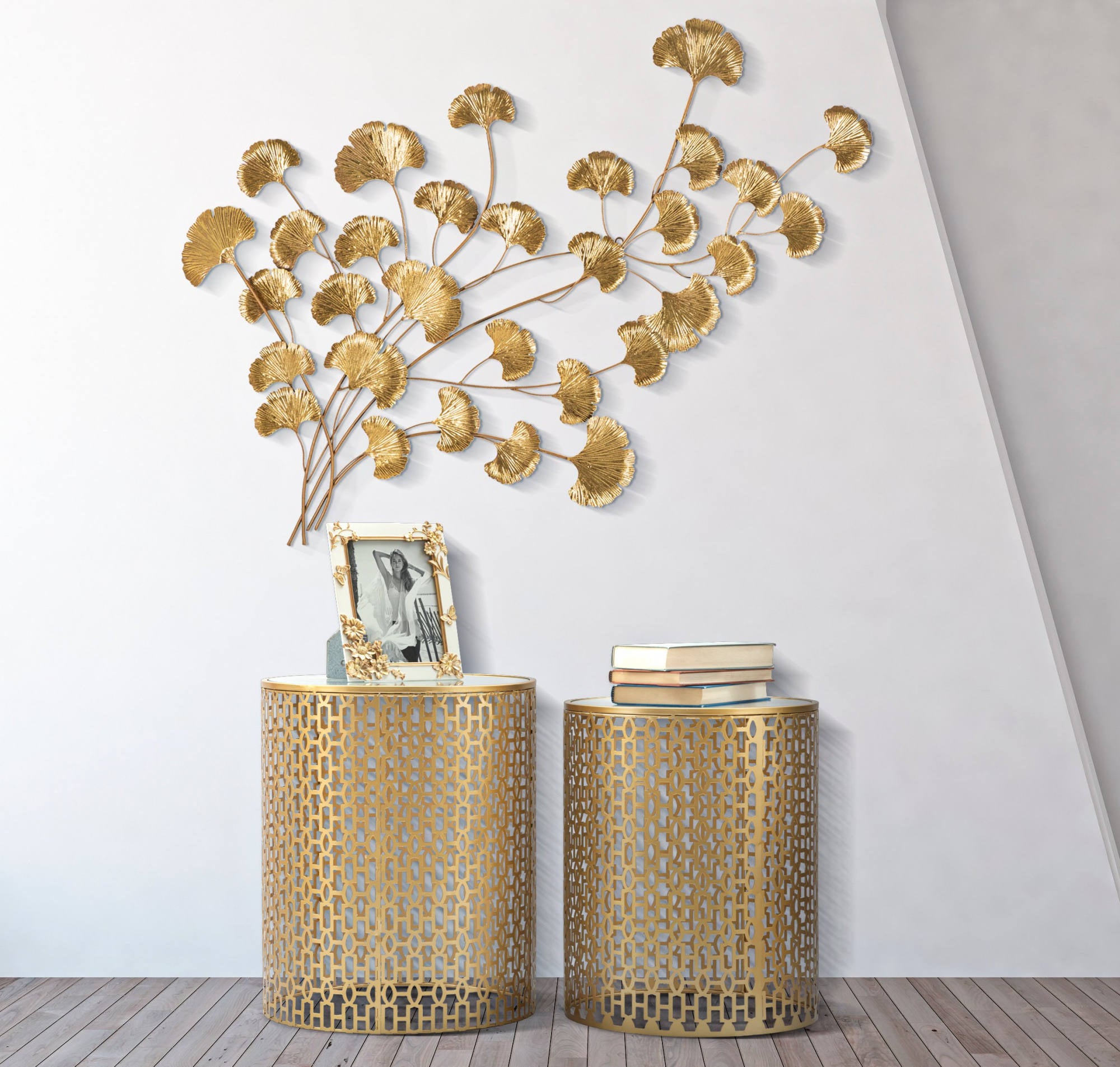 Coppia di Tavolini rotondi, in metallo dorato, con piano in specchio, colore oro