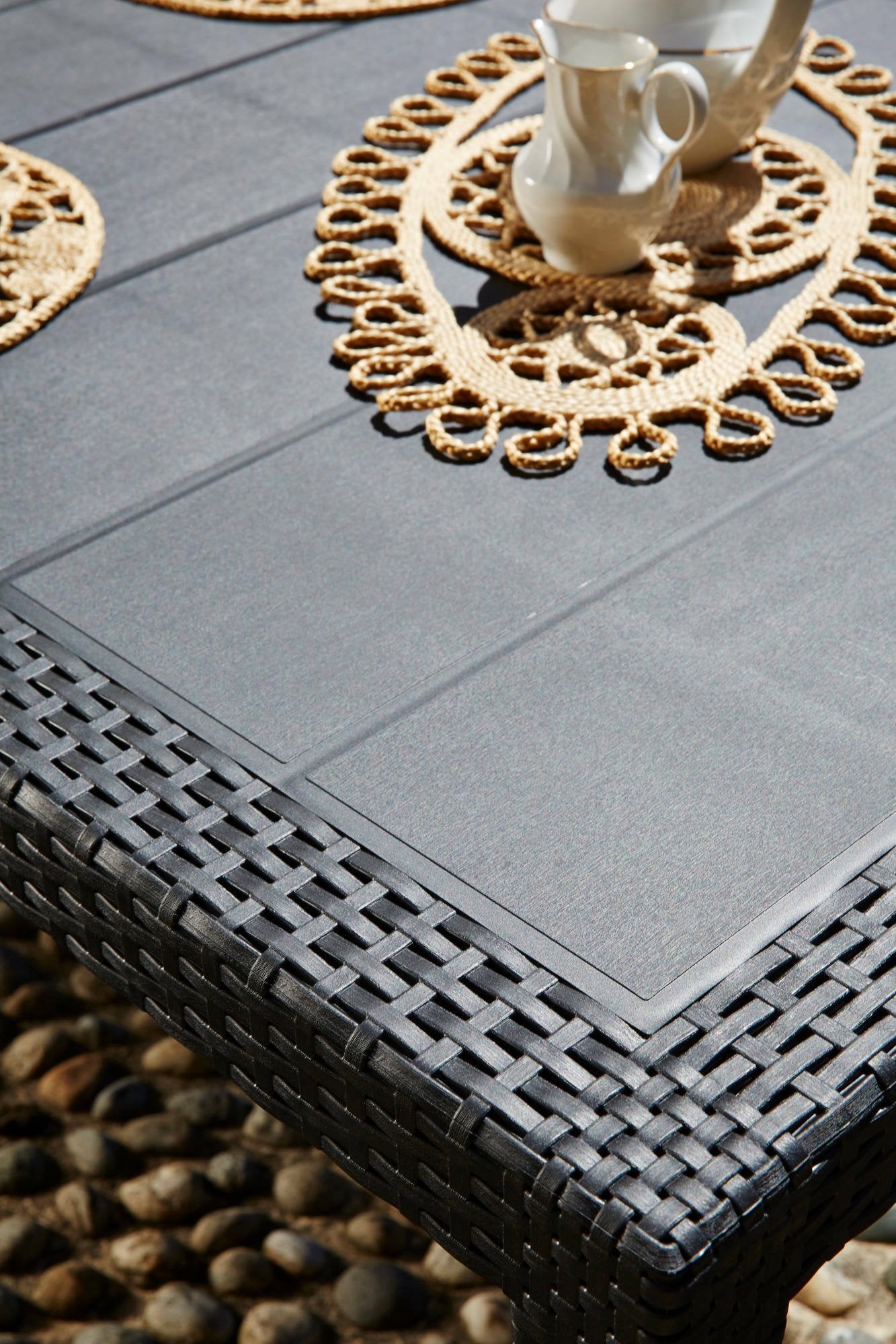 Tavolo da esterno Arca, Tavolo fisso rettangolare, Tavolo da giardino multiuso effetto rattan, 100% Made in Italy, Cm 138x78h72, Antracite