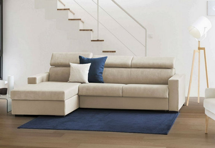 Divano fisso Aryaly, Divano ad angolo, Made in Italy, SofÒ  Soggiorno con chaise longue, in tessuto imbottito - Penisola contenitore Sinistra, con Braccioli slim, cm 260x95h85, Beige