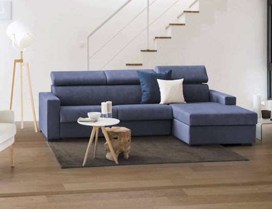 Divano fisso Angera, Divano ad angolo, Made in Italy, SofÒ  Soggiorno con chaise longue, in tessuto imbottito - Penisola contenitore Destra, con Braccioli slim, cm 260x95h85, Blu