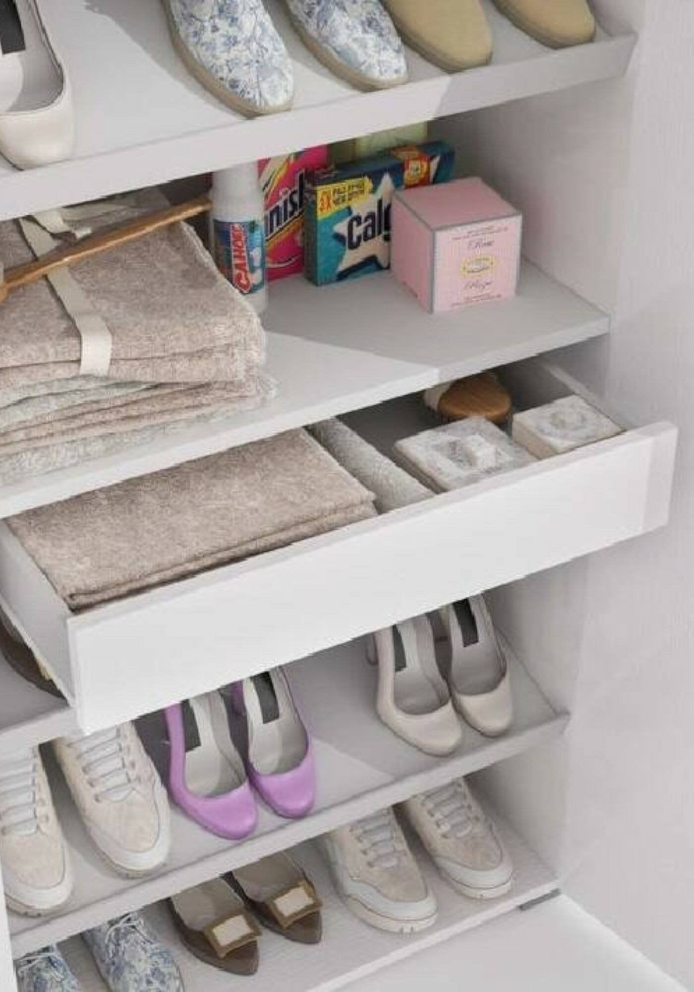 Scarpiera Eracle, Mobile multiuso da ingresso con anta a specchio , Armadio moderno portascarpe a 6 ripiani, Made in Italy, Cm 72x37h195, Bianco e Cemento