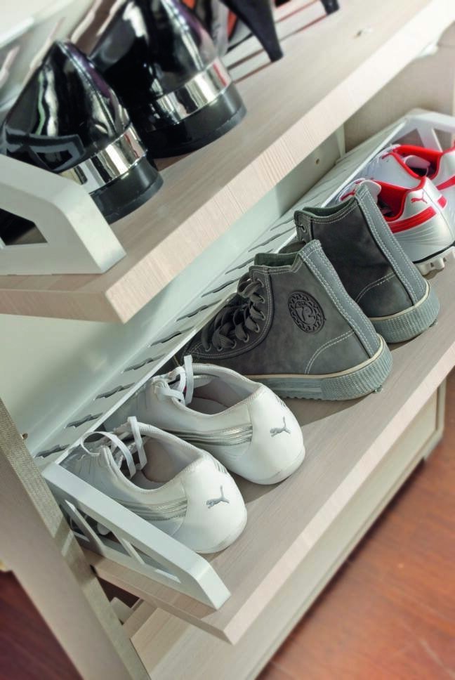 Scarpiera Anina, Mobile multiuso da ingresso con 5 ante a ribalta, Armadietto portascarpe a doppia profonditÒ , Made in Italy, Cm 67x28h183, Larice