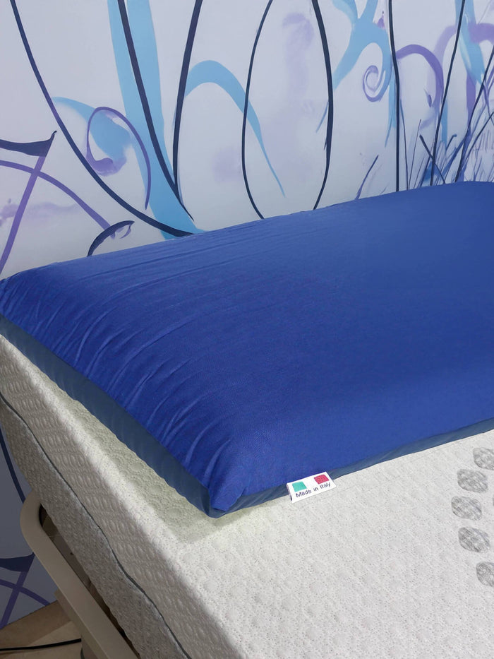 Talamo Italia Cuscino per letto da Nepitella, 100% Made in Itala, Guanciale in Memory Foam con cover impermeabile e sfoderabile, Facile da arrotolare, 50x35xh13 cm